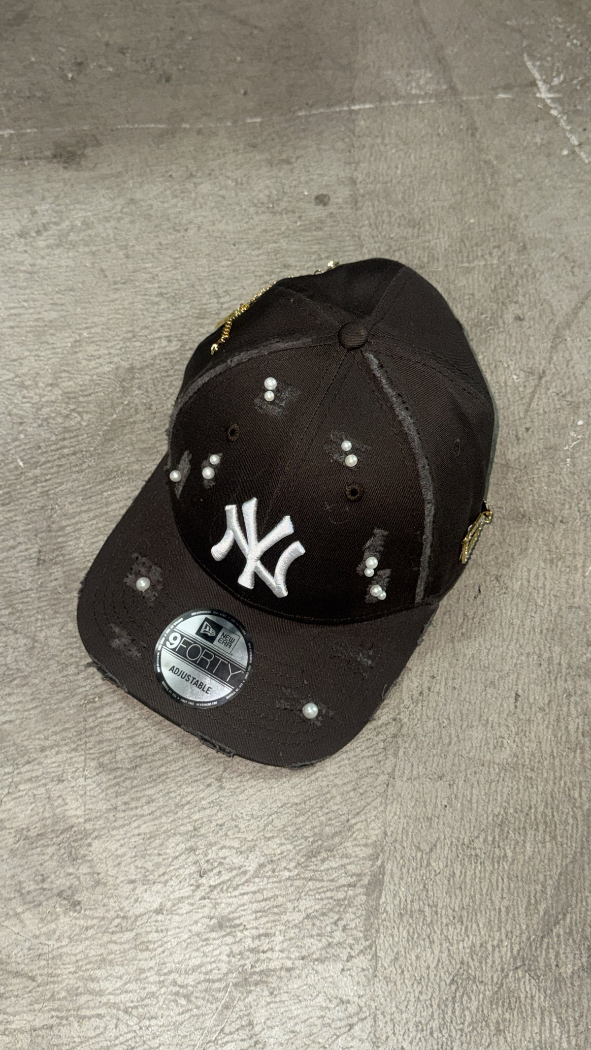 New Era NEW ERA CUSTOM Cappello Visiera Curva Con Dettagli Perle e Spille Oro e Brillantini Marrone - Cappello - Tommase