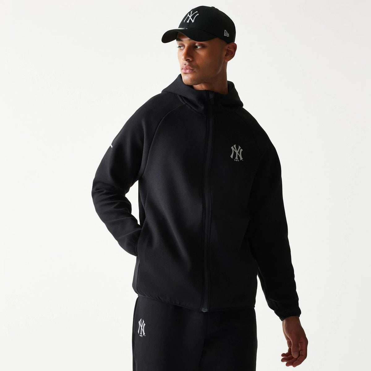 New Era NEW ERA Tuta Tessuto Tech Primaverile New York Yankees Con Cappuccio e Zip Nera 25/26 - foto 2 - Tommaseo Clothi