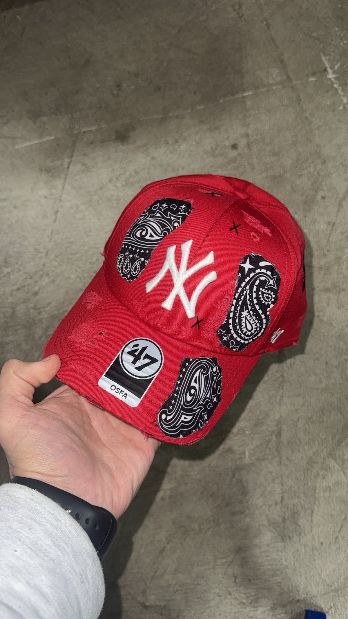 New Era ‘47 CUSTOM Cappello Visiera Curva Con Dettagli Bandana Cucita Rosso - Cappello - Tommaseo Clothing