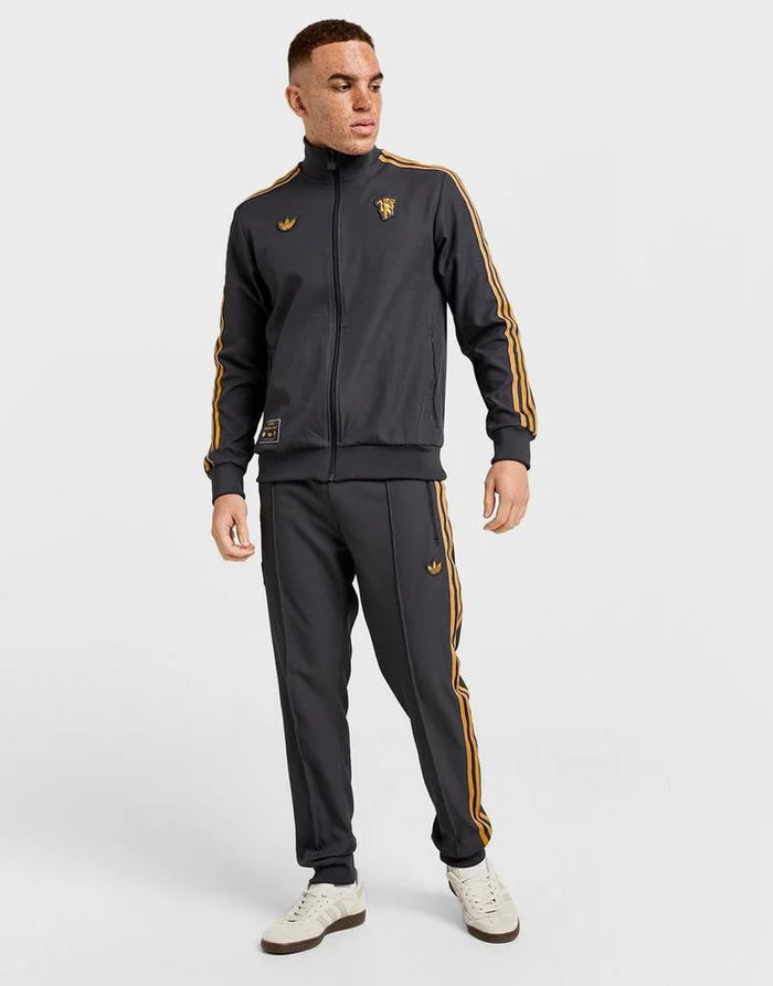 ADIDAS ORIGINALS Manchester United Tuta Acetata Con Zip Senza Cappuccio Con Strisce Laterali Grigio Asfalto/Giallo 25/26