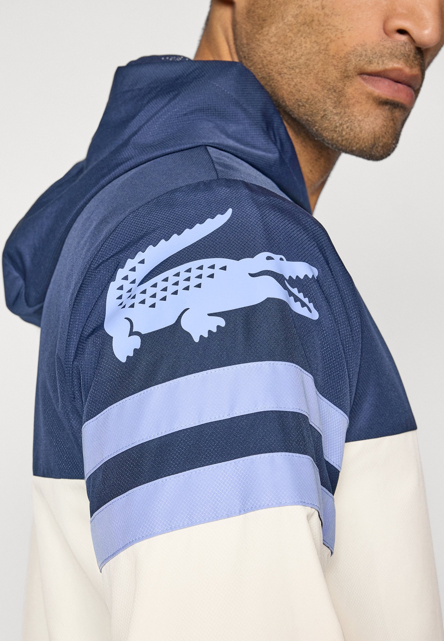 LACOSTE Tuta Leggera In Microfibra Con Zip e Logo Laterale Bianca/Blu/Celeste