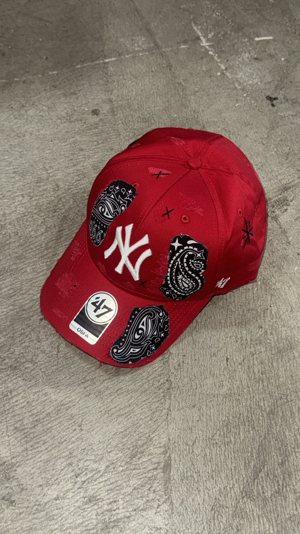 New Era ‘47 CUSTOM Cappello Visiera Curva Con Dettagli Bandana Cucita Rosso - foto 2 - Tommaseo Clothing