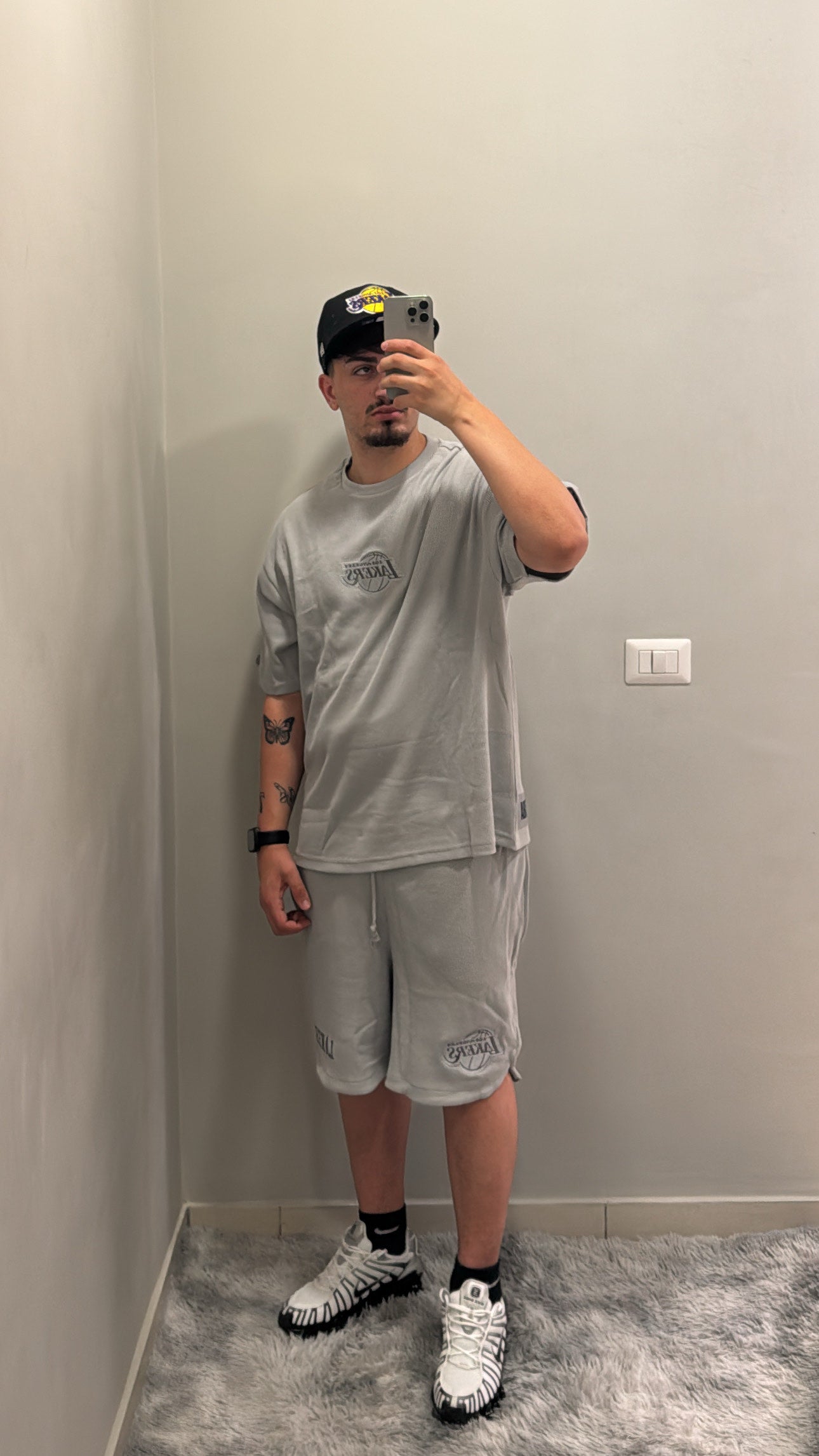NEW ERA Completino LAKERS In Cotone Piquet Con Logo Centrale Ricamato Grigio