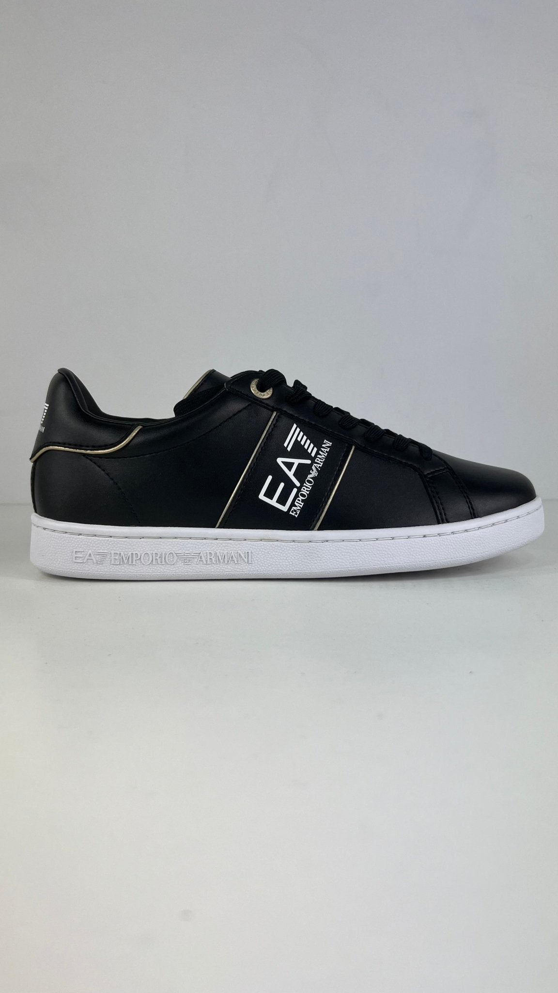 Sneakers nera con particolari bianchi e oro - Emporio Armani EA7
