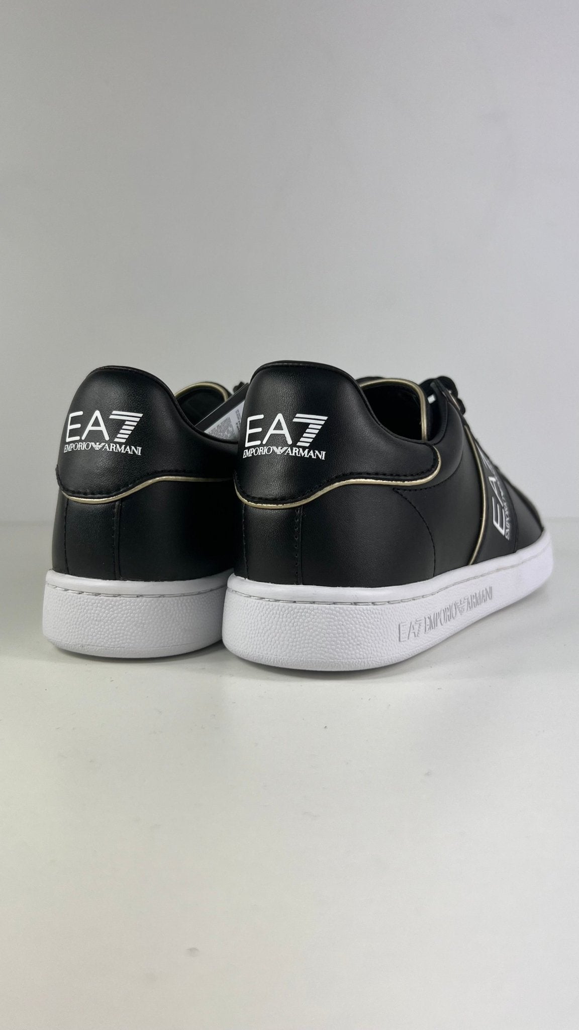 Sneakers nera con particolari bianchi e oro - Emporio Armani EA7