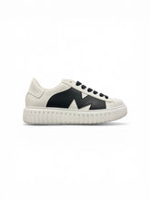 BRIAN MILLS Sneaker In Pelle Con Suola Alta e M laterale Bianca/Nera SS26