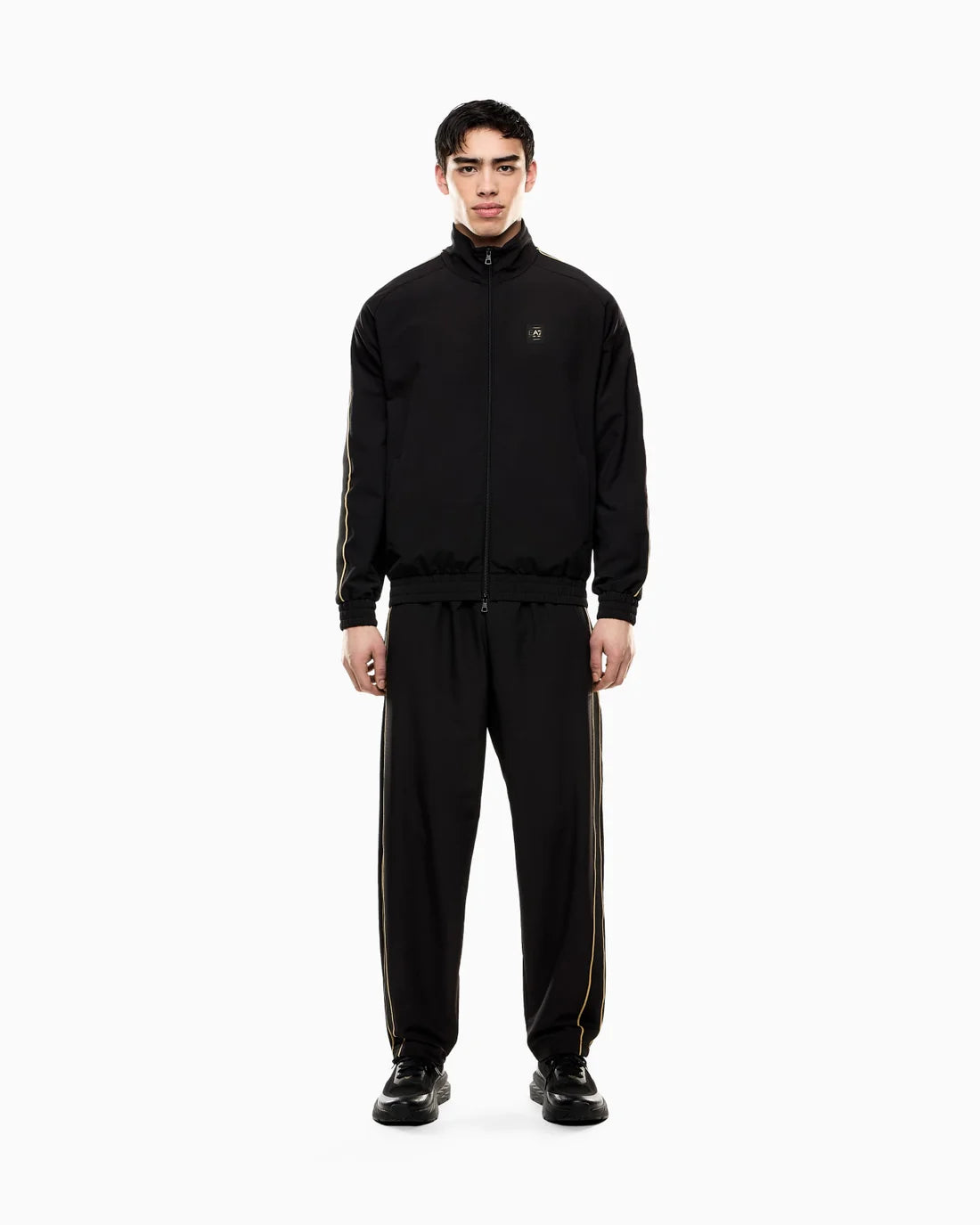 EMPORIO ARMANI Tuta Leggera In Microfibra Imbottita Con Zip Nera Con Dettagli Oro 25/26