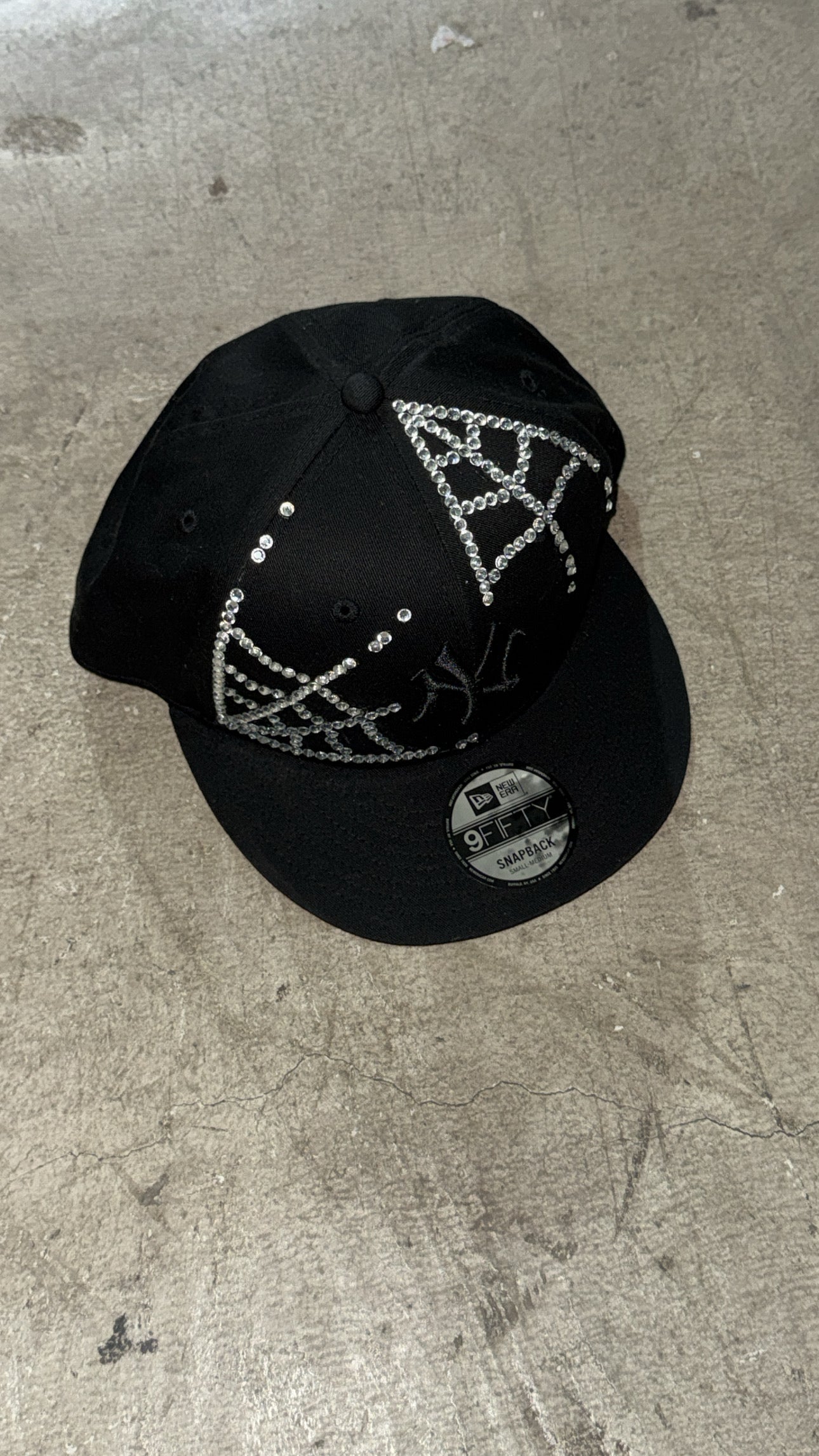 NEW ERA CUSTOM Cappello Visiera Piatta NY Con Strass Effetto Ragnatela Nero