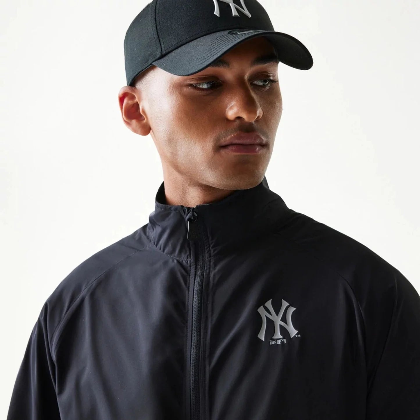 NEW ERA Tuta Microfibra Primaverile New York Yankees Con Cappuccio e Zip Nera 25/26