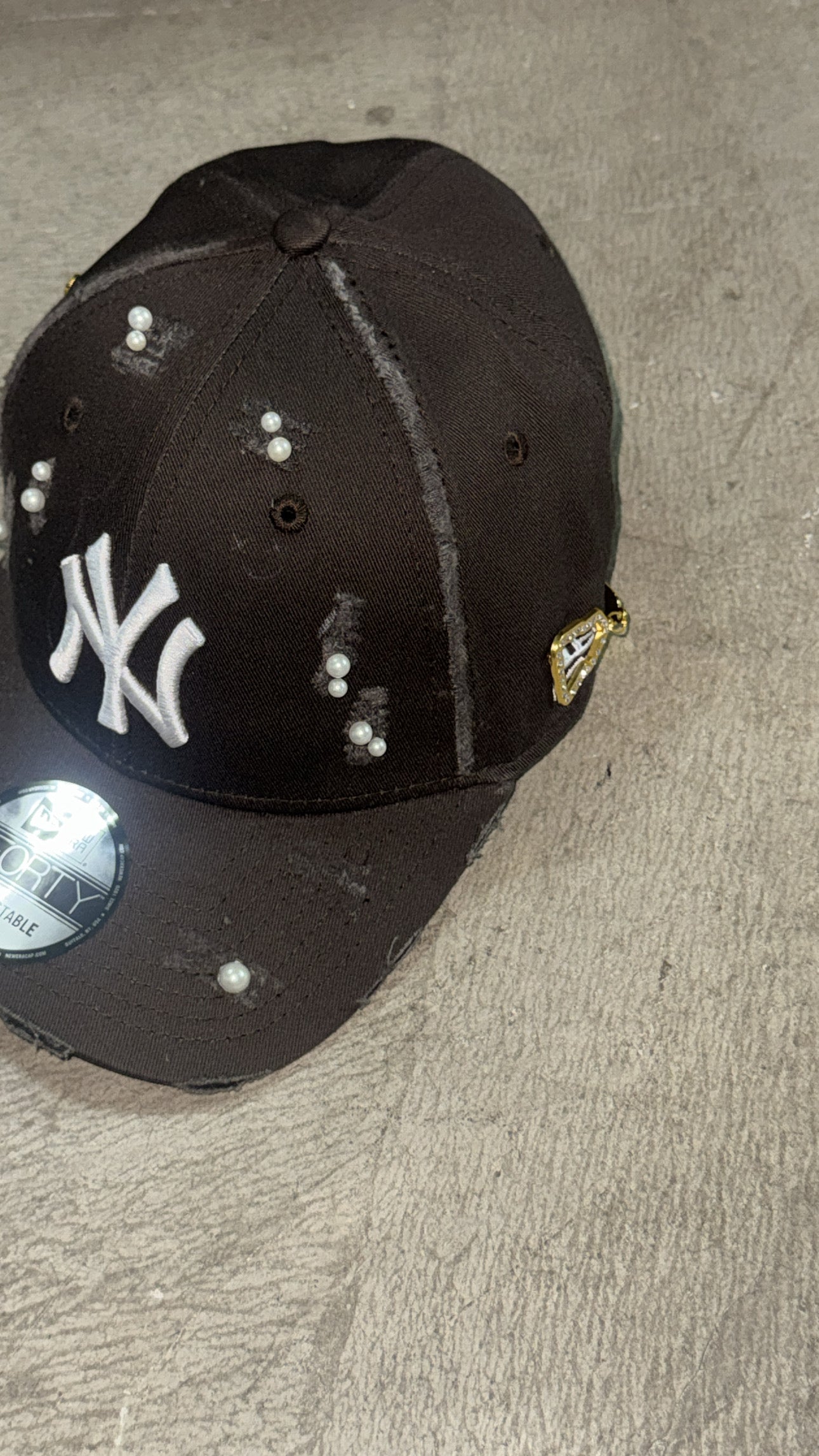 NEW ERA CUSTOM Cappello Visiera Curva Con Dettagli Perle e Spille Oro e Brillantini Marrone