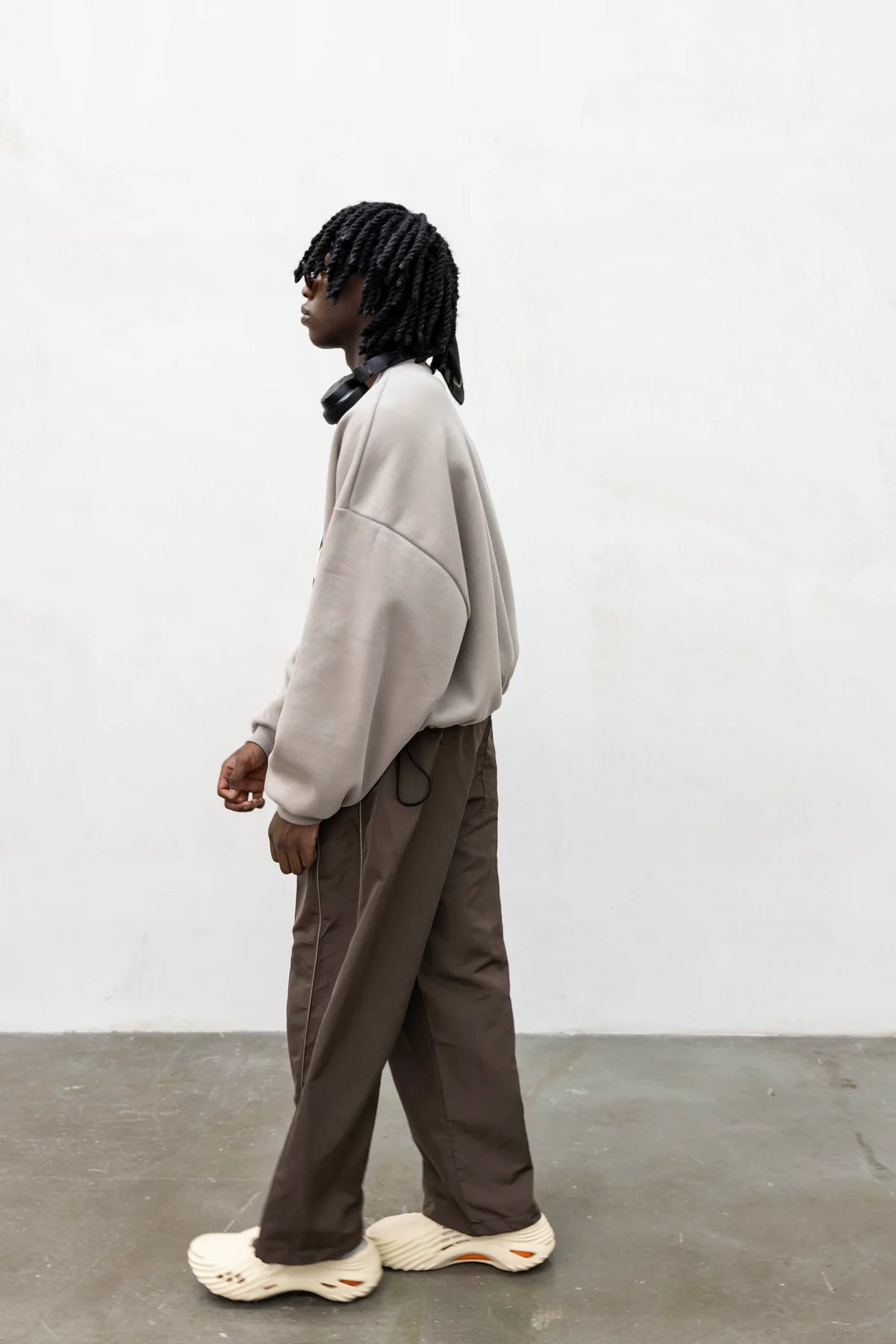 PRESENT DAY Felpa Over/Crop con stampa sul fronte e coulisse regolabile Beige