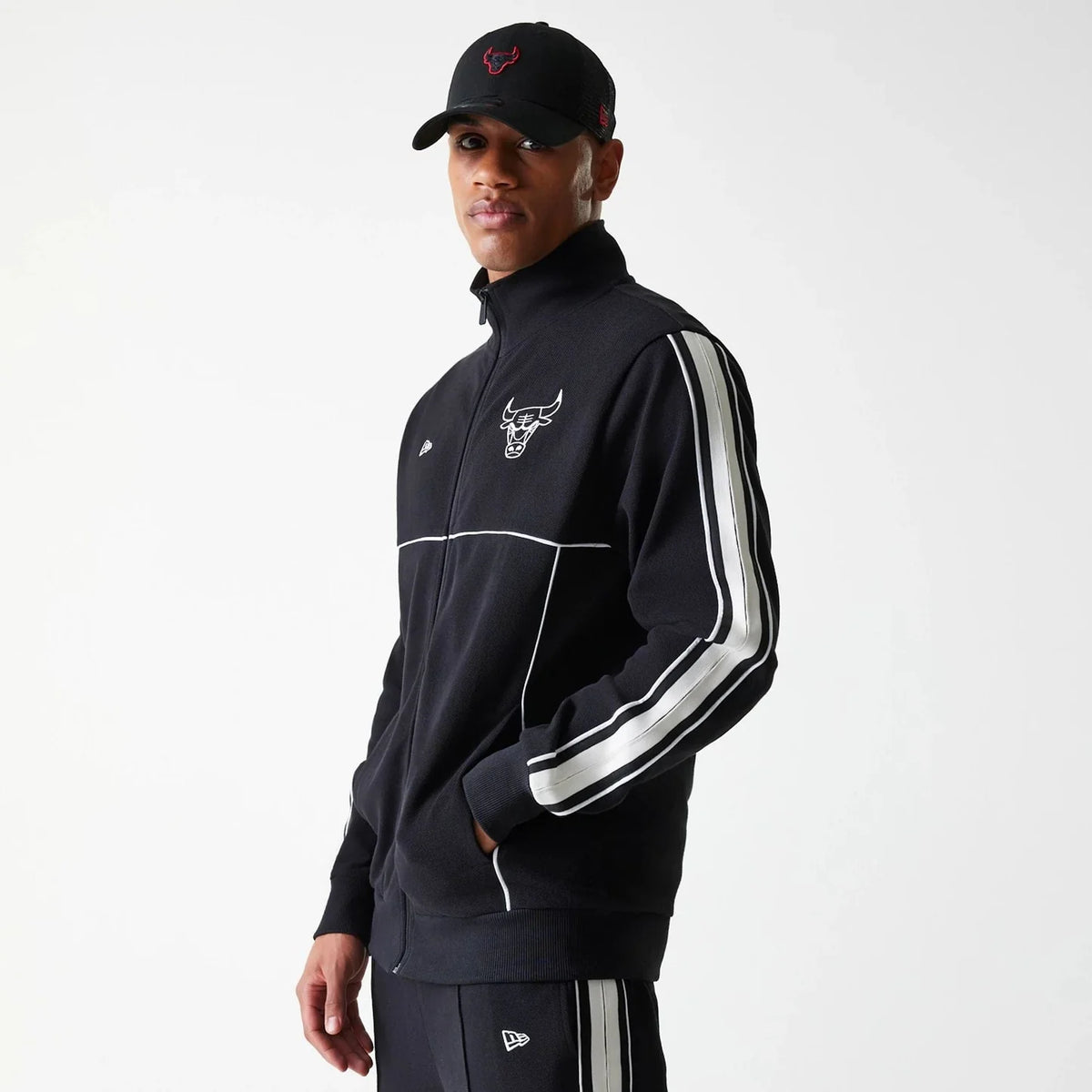 NEW ERA x CHICAGO BULLS Tuta Acetata con Pantalone Fondo Largo Nera e Bianca