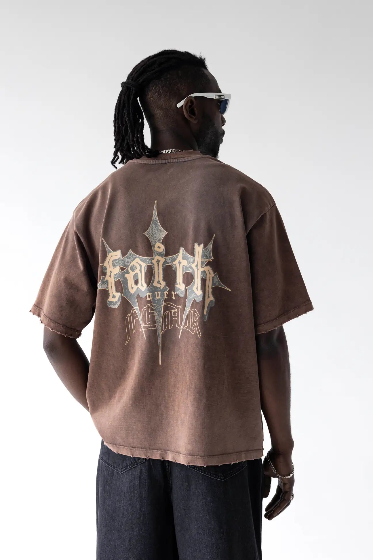 BLACK ISLAND T-Shirt In Cotone Sfumata Cropped Con Stampa Croci Fronte e Retro Marrone