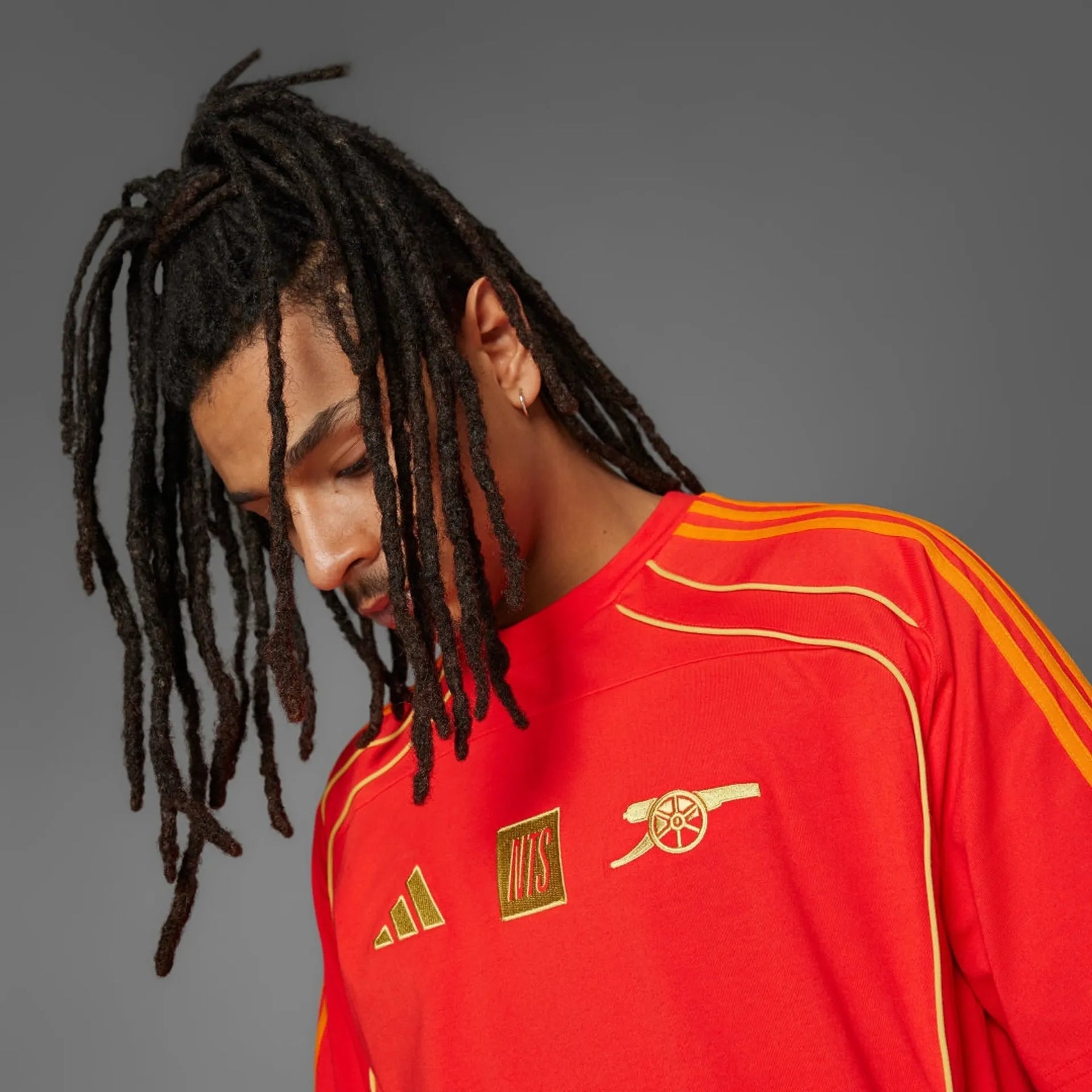 ADIDAS Completino ARSENAL Stampa Fronte e Retro Rosso con Fantasia Oro