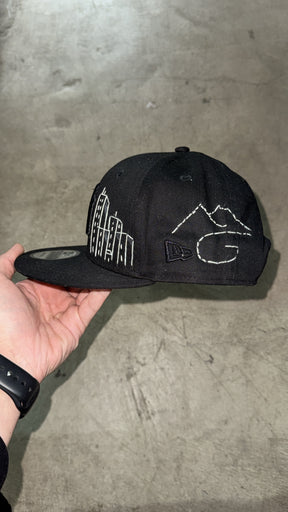 NEW ERA CUSTOM Cappello Visiera Piatta NY x Napoli Con Dettagli Cuciti e verniciati Nero/Bianco