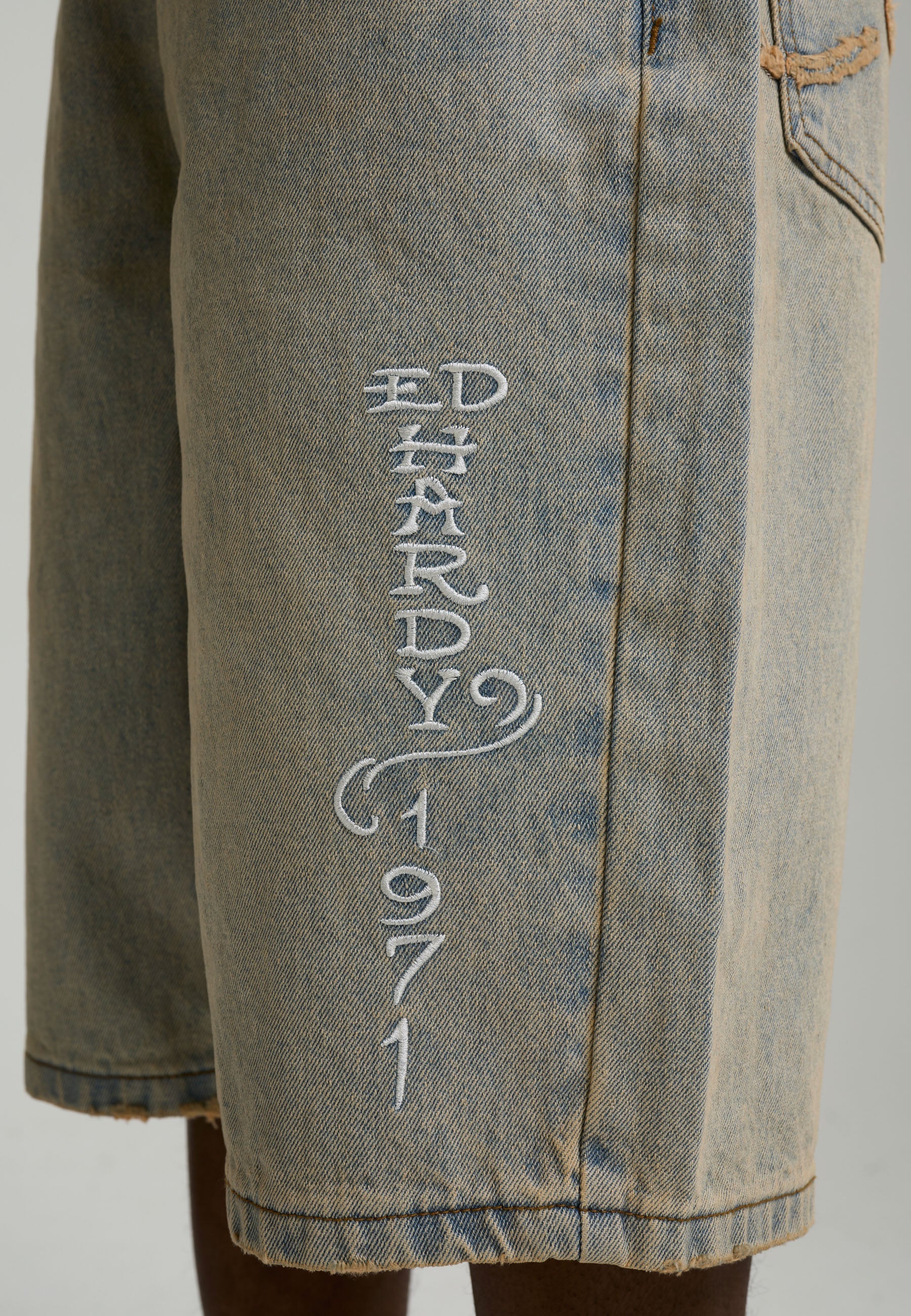 ED HARDY Pantaloncino in Jeans Jorts Sabbiato Con Dettagli Ricamati Fronte E Sul Retro