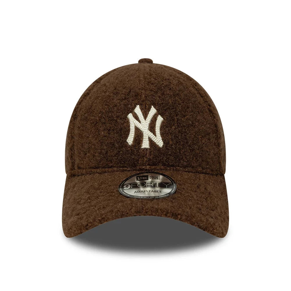 NEW ERA Cappello Pelliccia Marrone Logo Piccolo Bianco