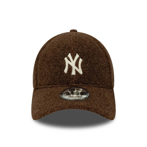 NEW ERA Cappello Pelliccia Marrone Logo Piccolo Bianco