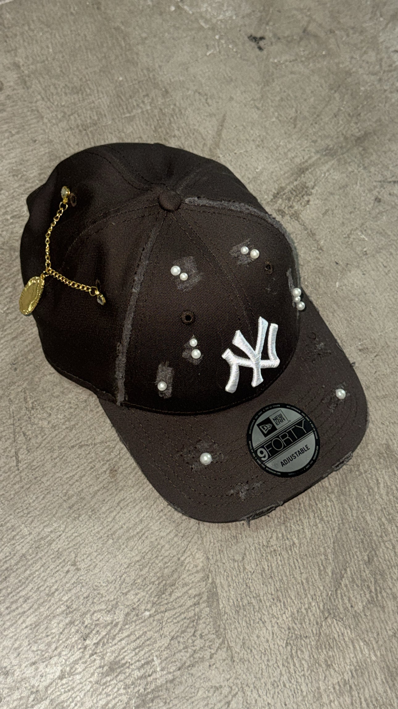 NEW ERA CUSTOM Cappello Visiera Curva Con Dettagli Perle e Spille Oro e Brillantini Marrone