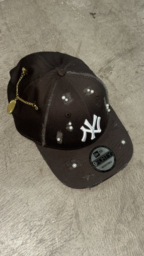 NEW ERA CUSTOM Cappello Visiera Curva Con Dettagli Perle e Spille Oro e Brillantini Marrone
