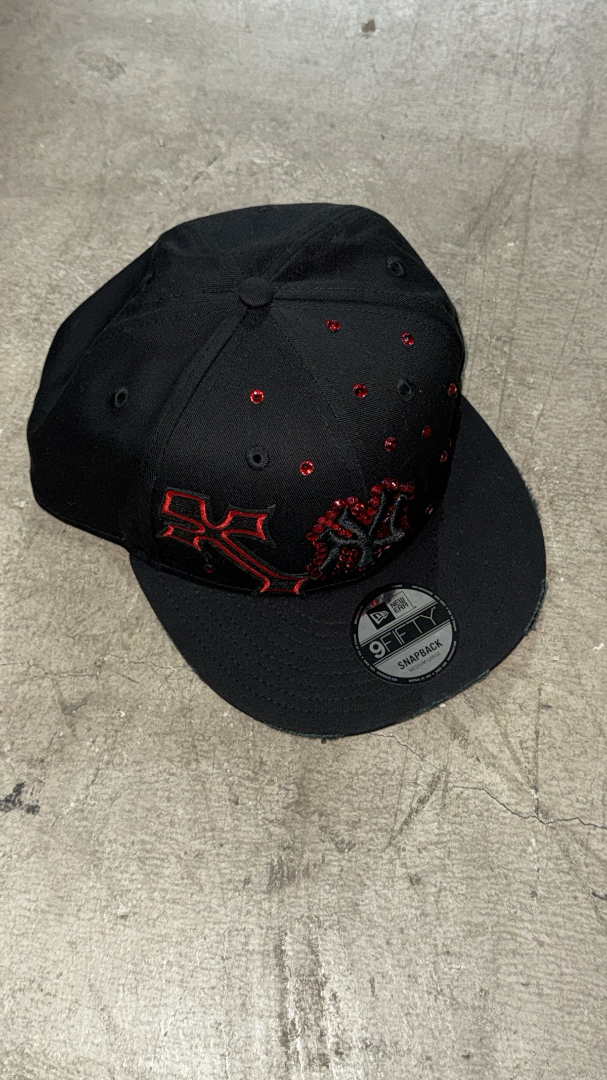 NEW ERA CUSTOM Cappello Visiera Piatta NY Con Strass e Croce Nero/Rosso