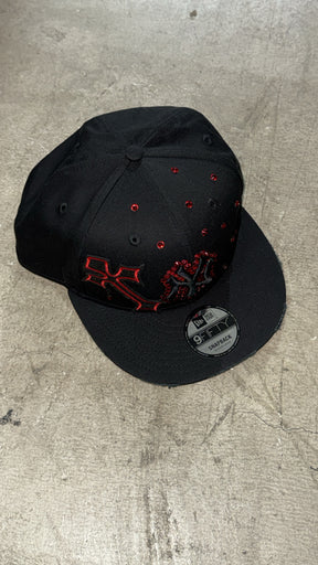 NEW ERA CUSTOM Cappello Visiera Piatta NY Con Strass e Croce Nero/Rosso