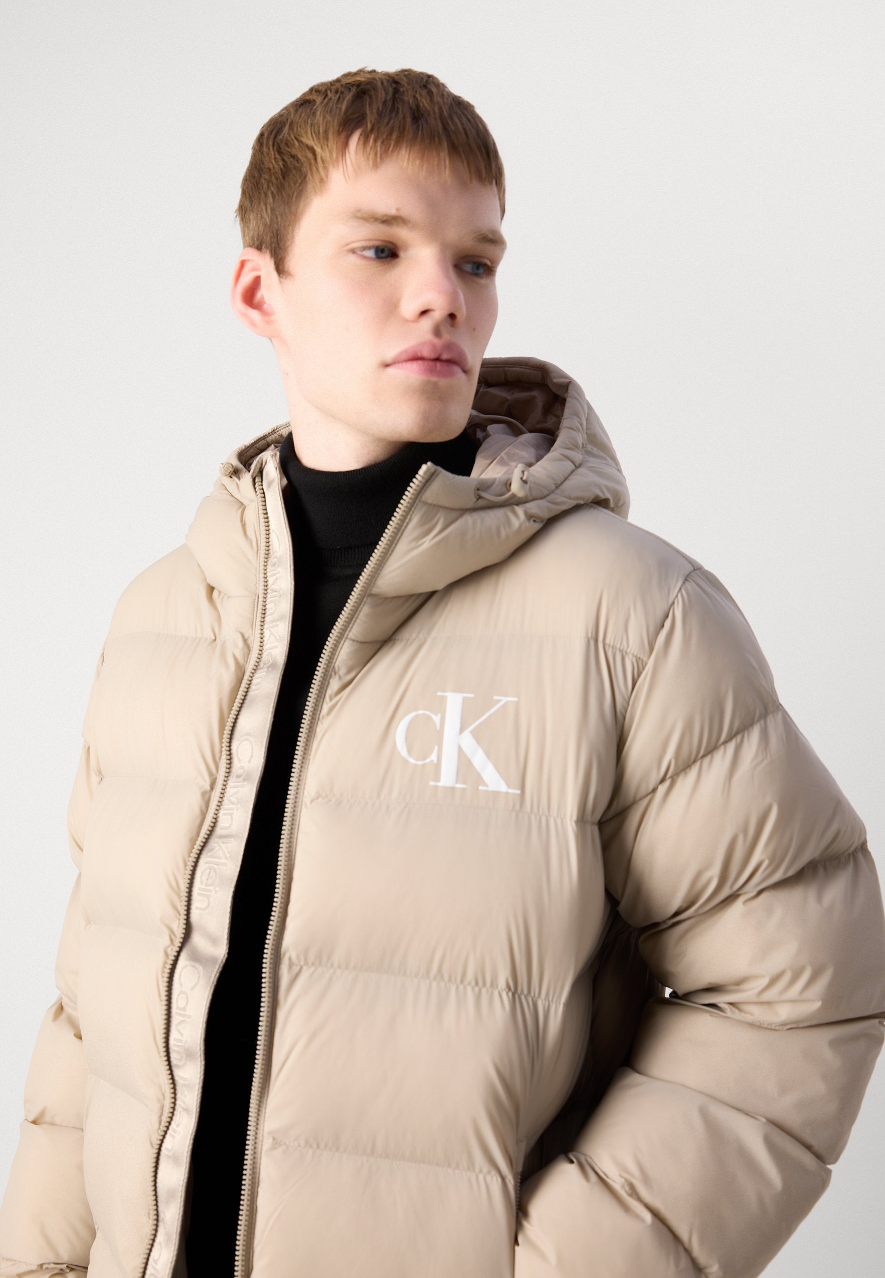 CALVIN KLEIN Giubbotto Invernale Con Logo Sul Petto Grande Beige