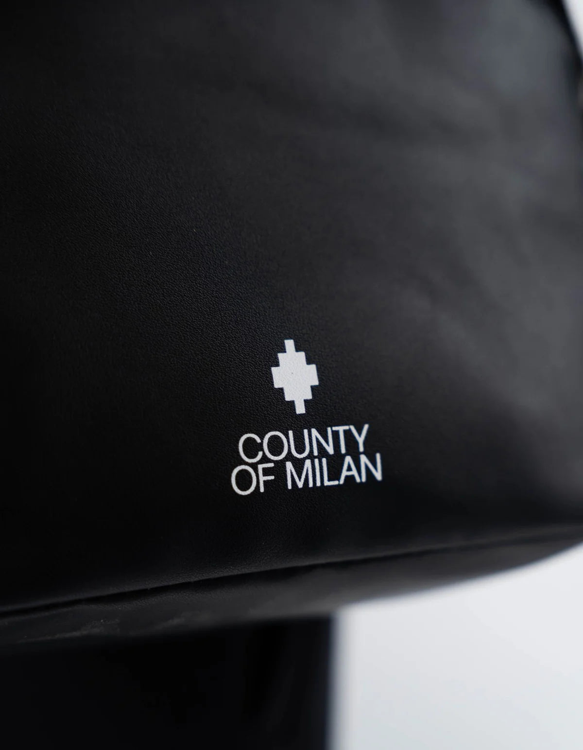 COUNTY OF MILAN BY MARCELO BURLON MARSUPIO NERO