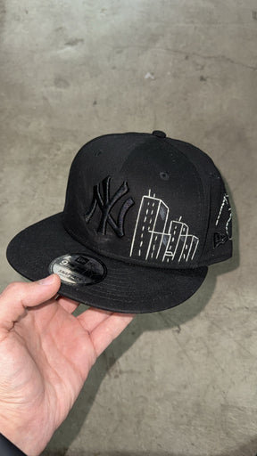 NEW ERA CUSTOM Cappello Visiera Piatta NY x Napoli Con Dettagli Cuciti e verniciati Nero/Bianco