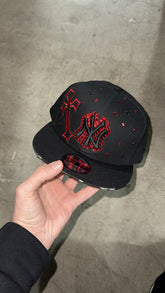NEW ERA CUSTOM Cappello Visiera Piatta NY Con Strass e Croce Nero/Rosso