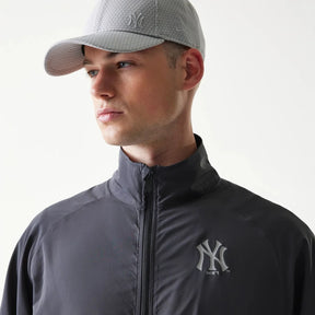 NEW ERA Tuta Microfibra Primaverile New York Yankees Con Cappuccio e Zip Grigia 25/26