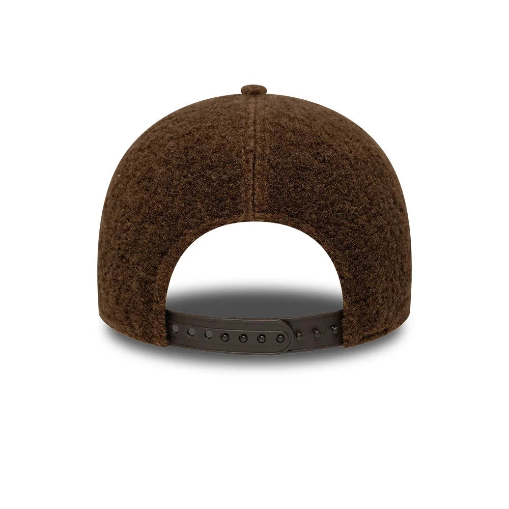 NEW ERA Cappello Pelliccia Marrone Logo Piccolo Bianco