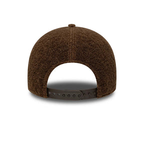NEW ERA Cappello Pelliccia Marrone Logo Piccolo Bianco