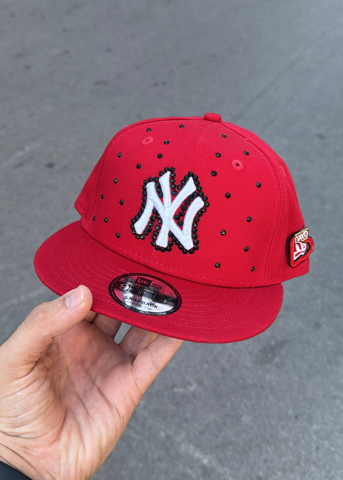 NEW ERA CUSTOM Visiera Piatta Rosso Strass Neri