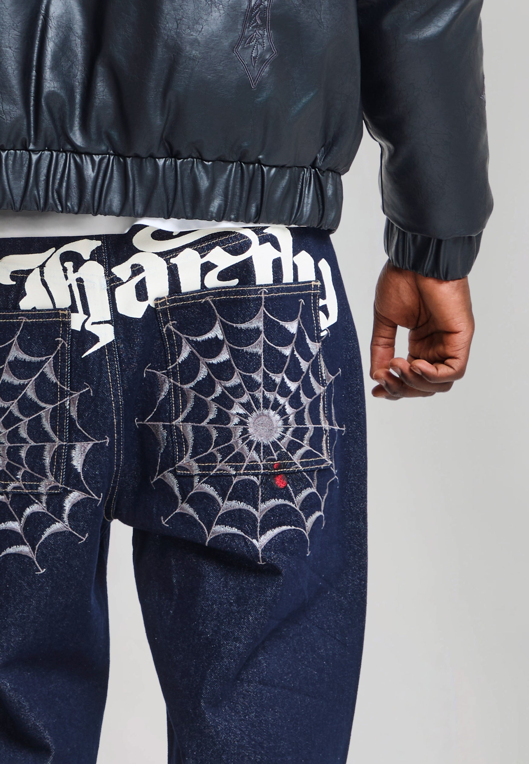 EH HARDY Jeans Baggy Con Patch Ragnatela e Stampa Retro Lavaggio Denim Blu Scuro
