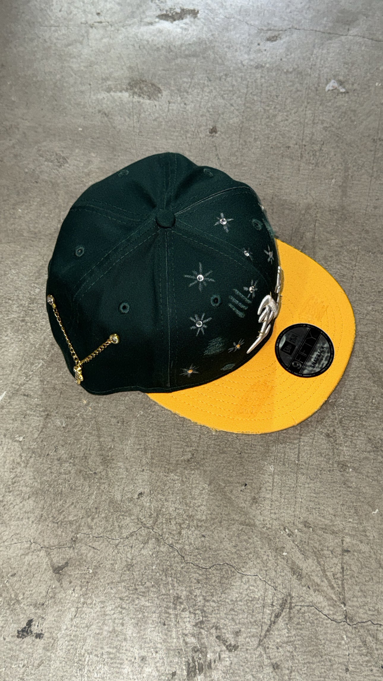 NEW ERA CUSTOM Cappello Visiera Piatta A’s Con Strass E Croci Oro e Brillantini Giallo/Verde