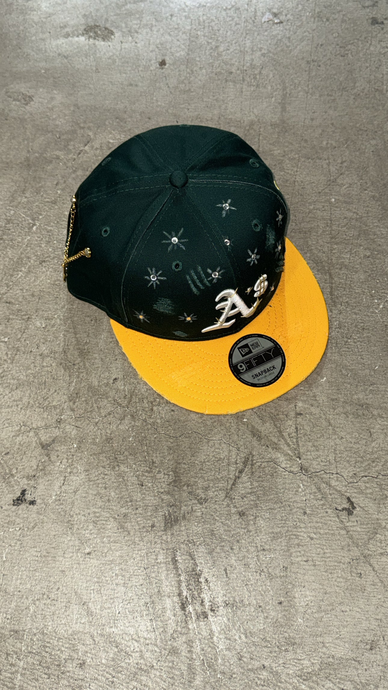NEW ERA CUSTOM Cappello Visiera Piatta A’s Con Strass E Croci Oro e Brillantini Giallo/Verde