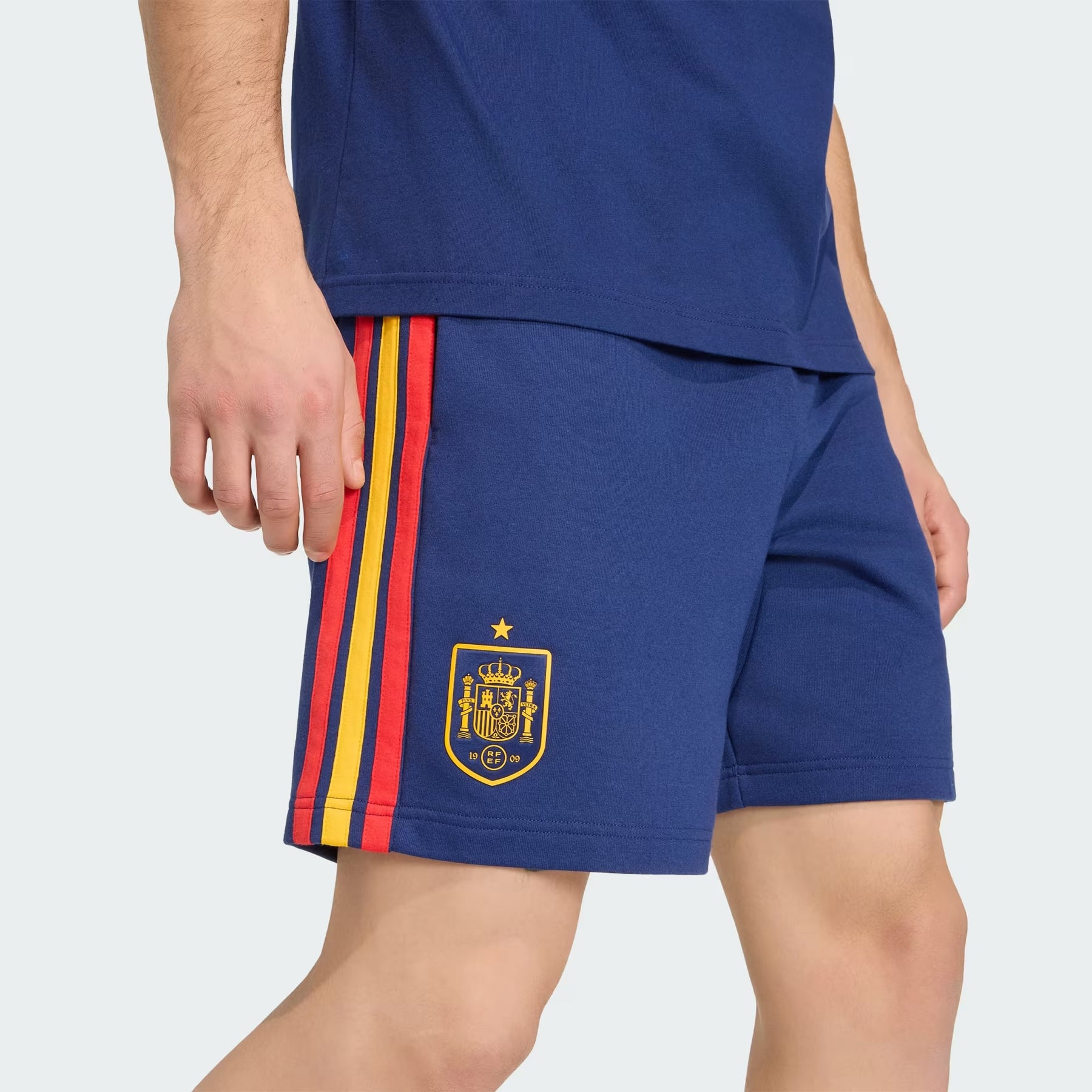 ADIDAS Completino SPAGNA T-Shirt Rossa e Pantaloncino Blu Strisce Gialle/Rosse