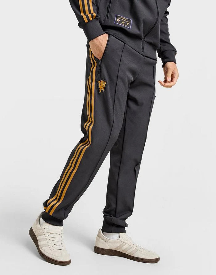 ADIDAS ORIGINALS Manchester United Tuta Acetata Con Zip Senza Cappuccio Con Strisce Laterali Grigio Asfalto/Giallo 25/26