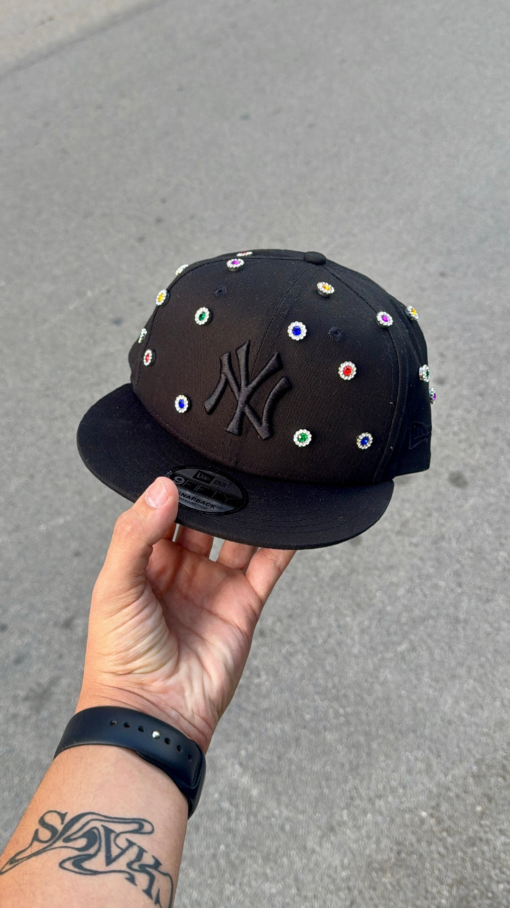 NEW ERA CUSTOM Cappello Visiera Piatta NY Con Pietre Colorate Nero