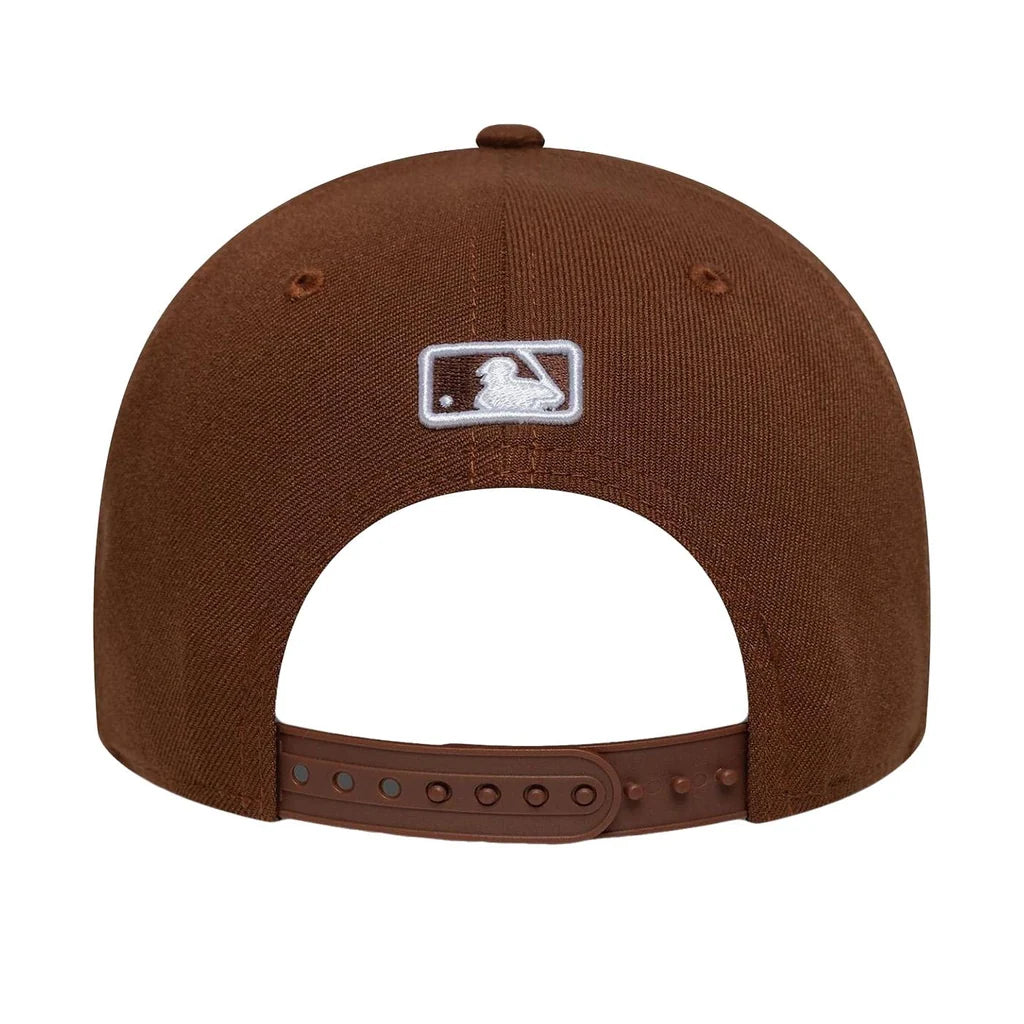 NEW ERA Cappello Marrone Visiera Curva