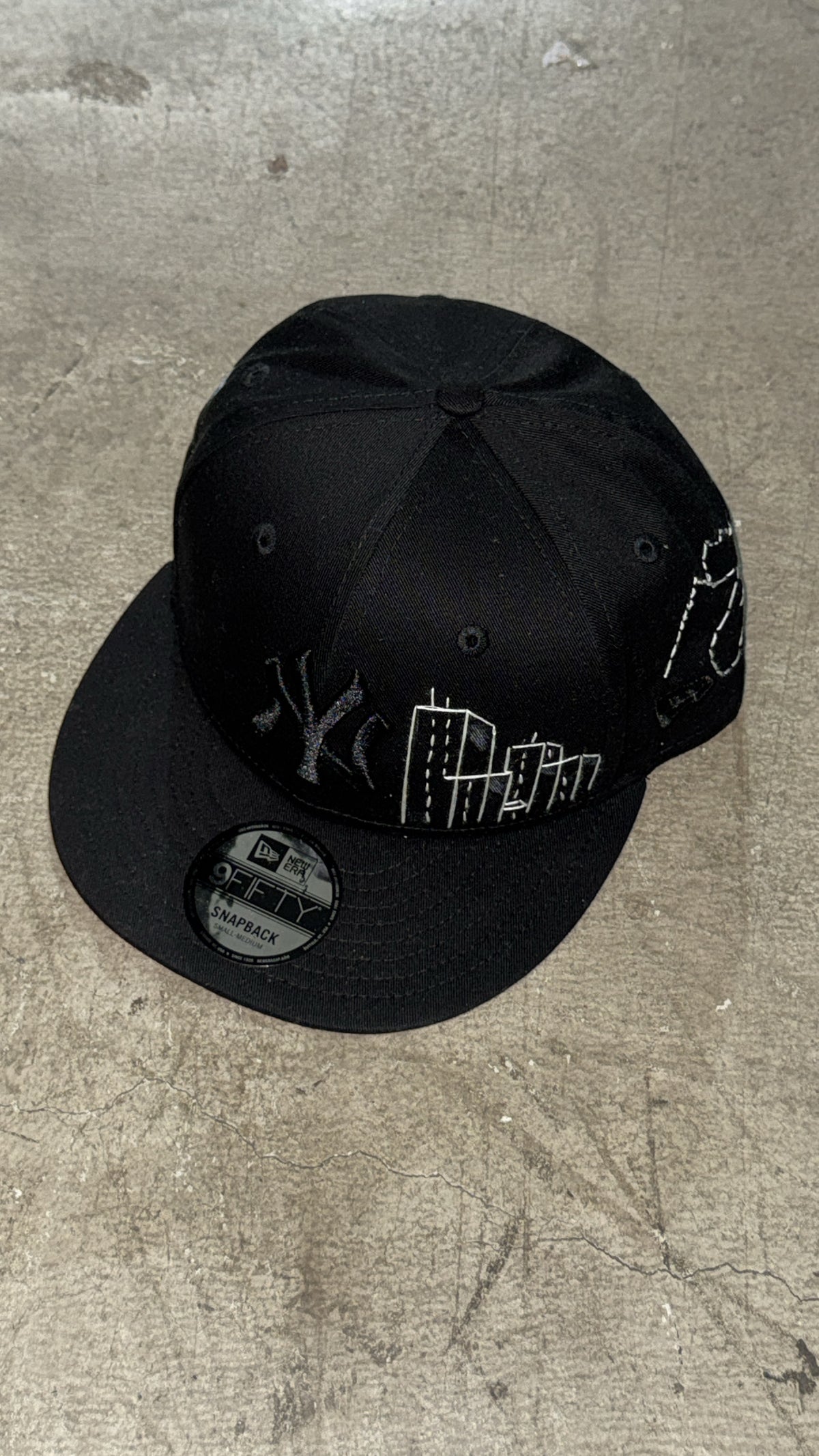 NEW ERA CUSTOM Cappello Visiera Piatta NY x Napoli Con Dettagli Cuciti e verniciati Nero/Bianco