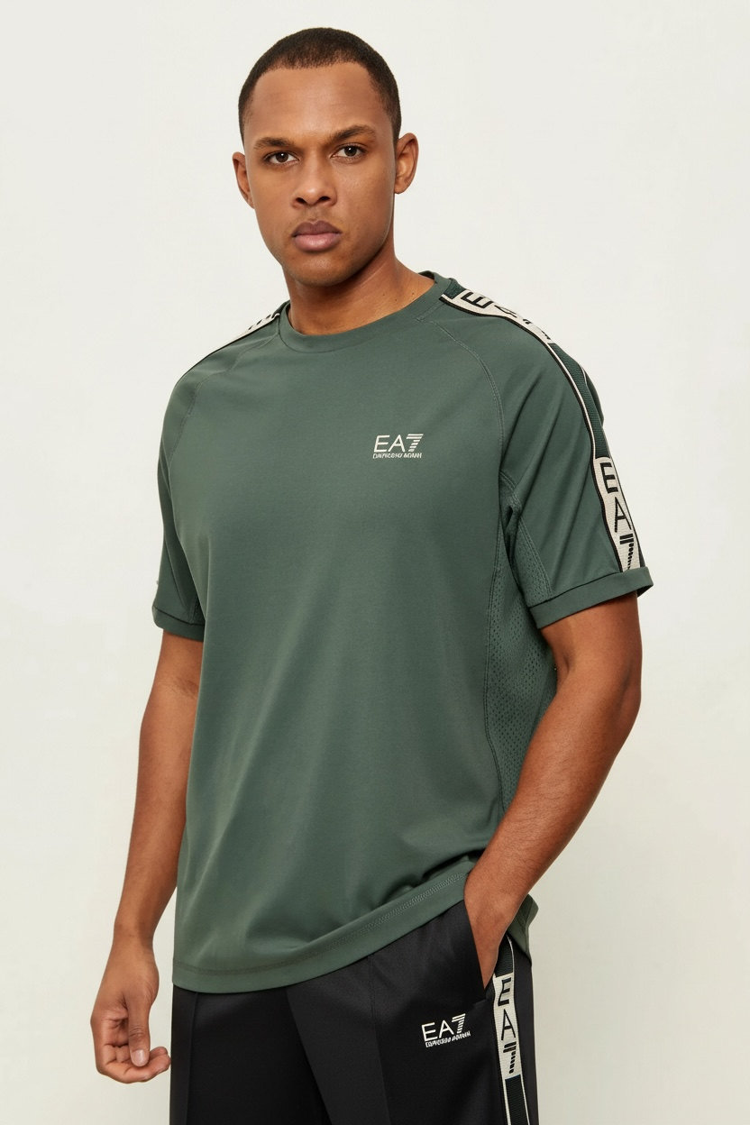 EMPORIO ARMANI Completino T-Shirt Verde Pantaloncino Nero Con Bande Laterali Beige