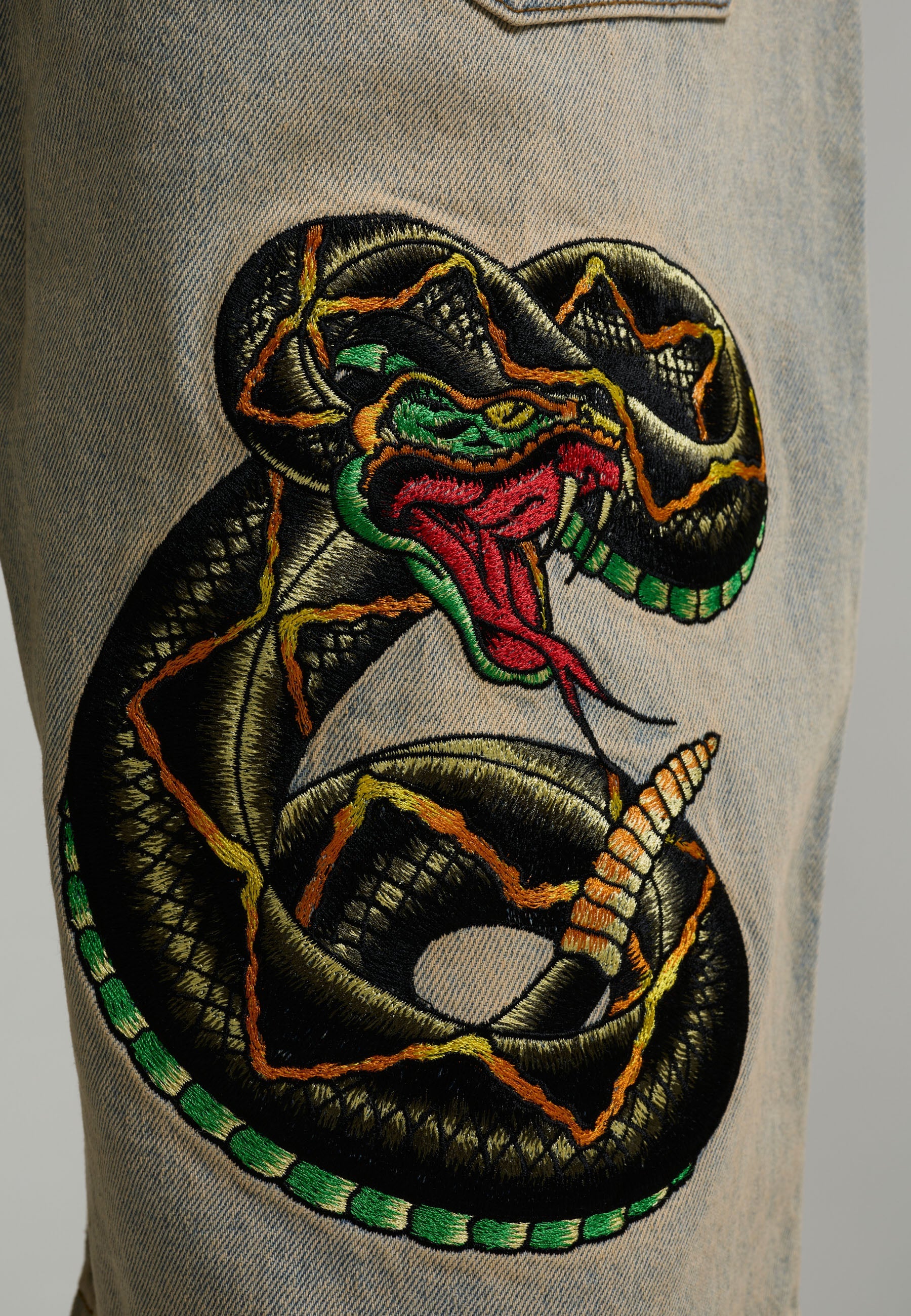 ED HARDY Pantaloncino in Jeans Jorts Sabbiato Con Dettagli Ricamati Fronte E Sul Retro
