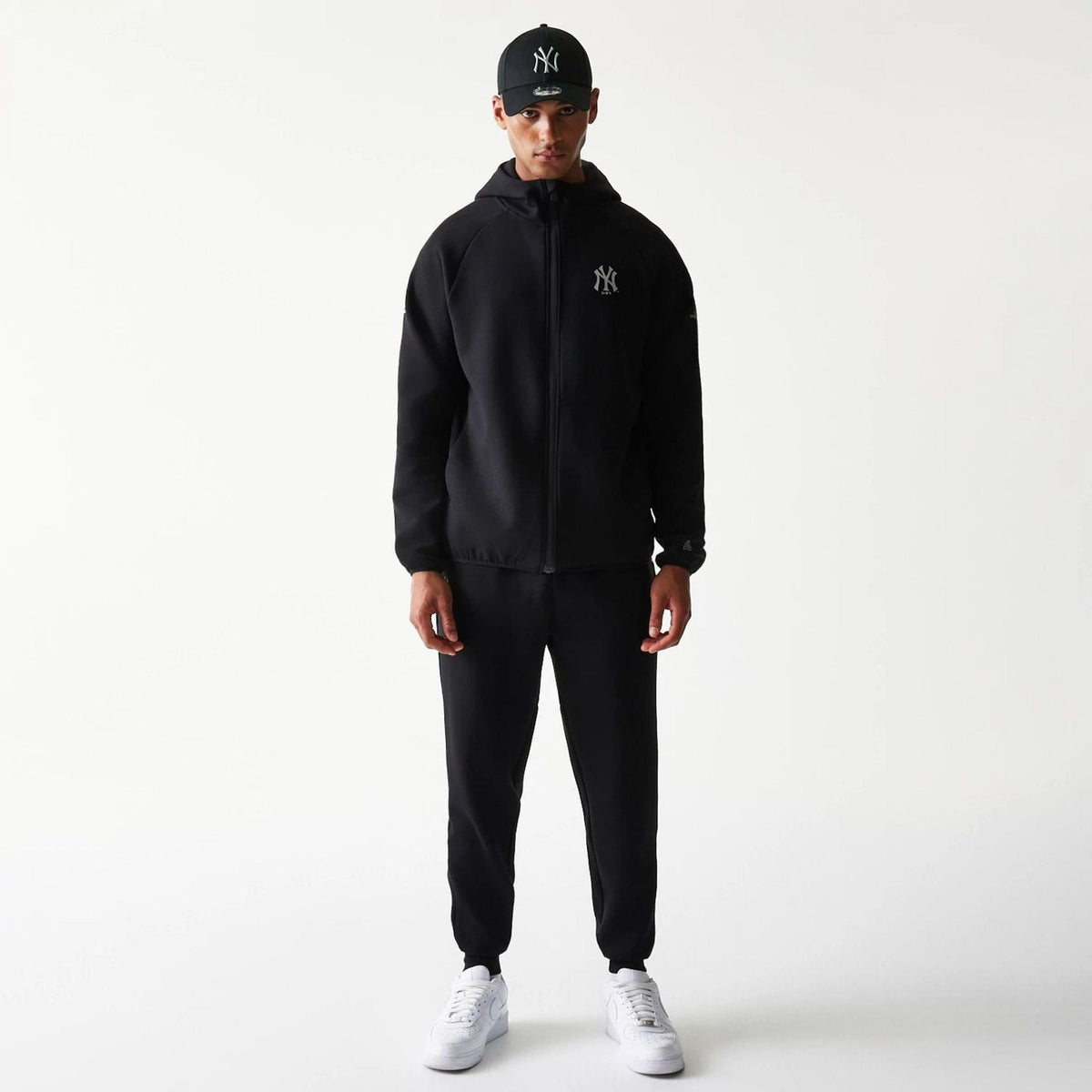 NEW ERA Tuta Tessuto Tech Primaverile New York Yankees Con Cappuccio e Zip Nera 25/26