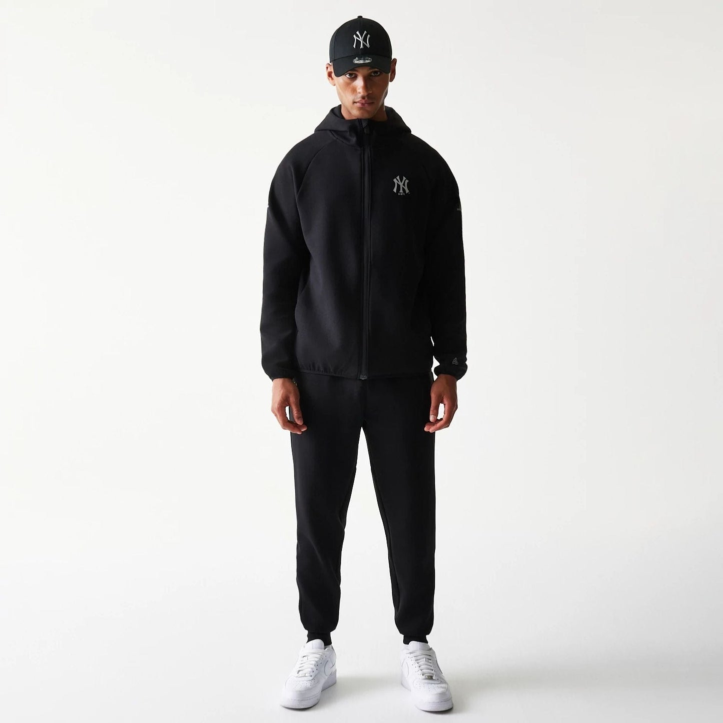 NEW ERA Tuta Tessuto Tech Primaverile New York Yankees Con Cappuccio e Zip Nera 25/26