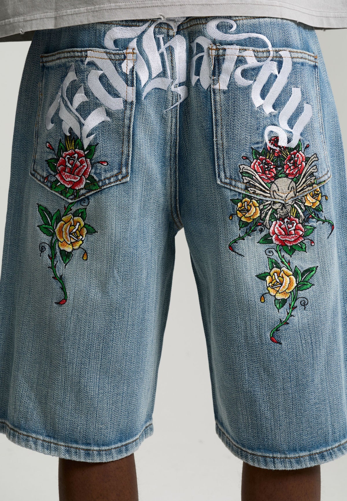 ED HARDY Pantaloncino in Jeans Jorts Con Dettagli Ricamati Gotici Sul Retro