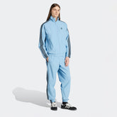ADIDAS ORIGINALS Tuta In Microfibra Con Zip Senza Cappuccio Con Strisce Laterali Azzurra/Nera  25/26