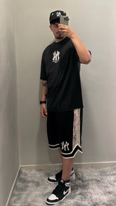 NEW ERA Completino NY In Cotone Floreal Fantasy Con Logo Centrale e Sul retro Con Pantaloncino Bucherellato Nero