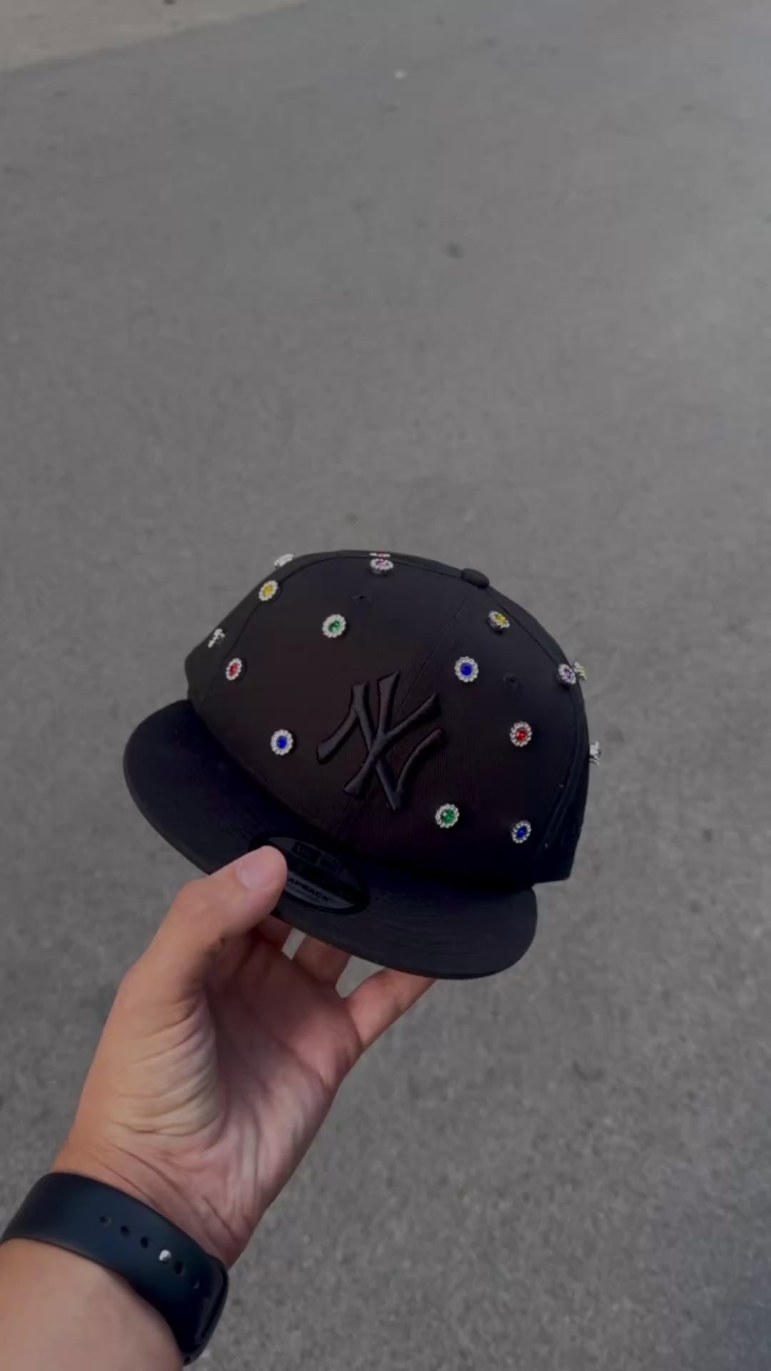 NEW ERA CUSTOM Cappello Visiera Piatta NY Con Pietre Colorate Nero
